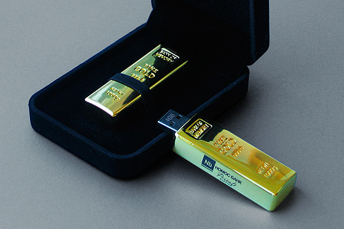 USB-флешка в виде золотого слитка с логотипом в бархатной коробочке